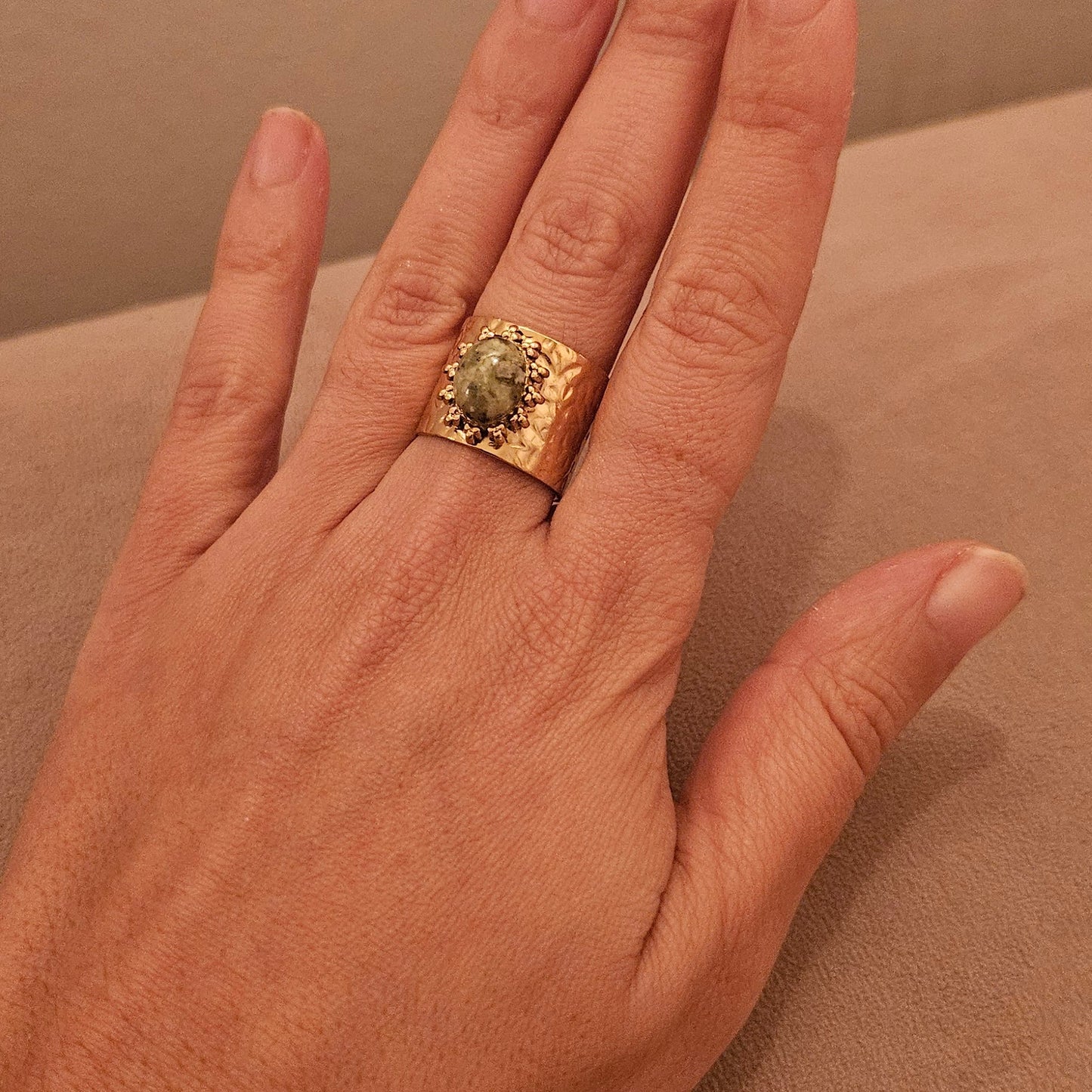Jade – Bague Ajustable Pierre Verte Dorée Martelée