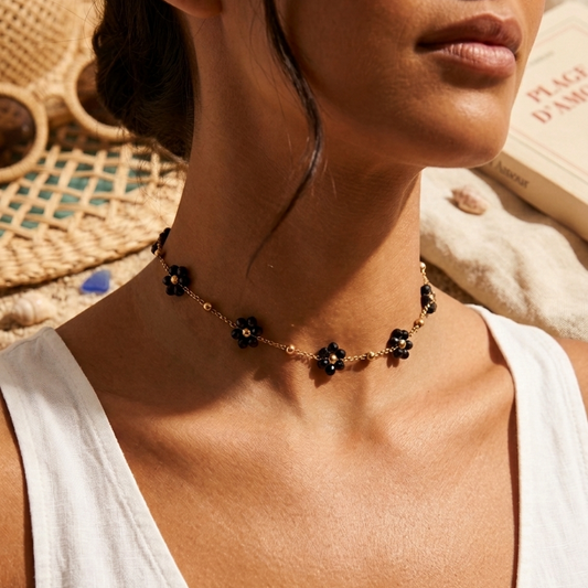 Tya — Collier Ras-de-Cou Fleurs Noires Dorées