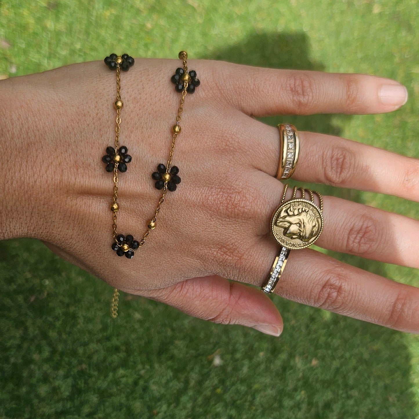Tya — Collier Ras-de-Cou Fleurs Noires Dorées