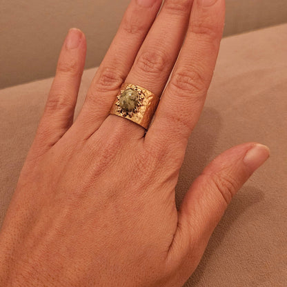 Jade – Bague Ajustable Pierre Verte Dorée Martelée