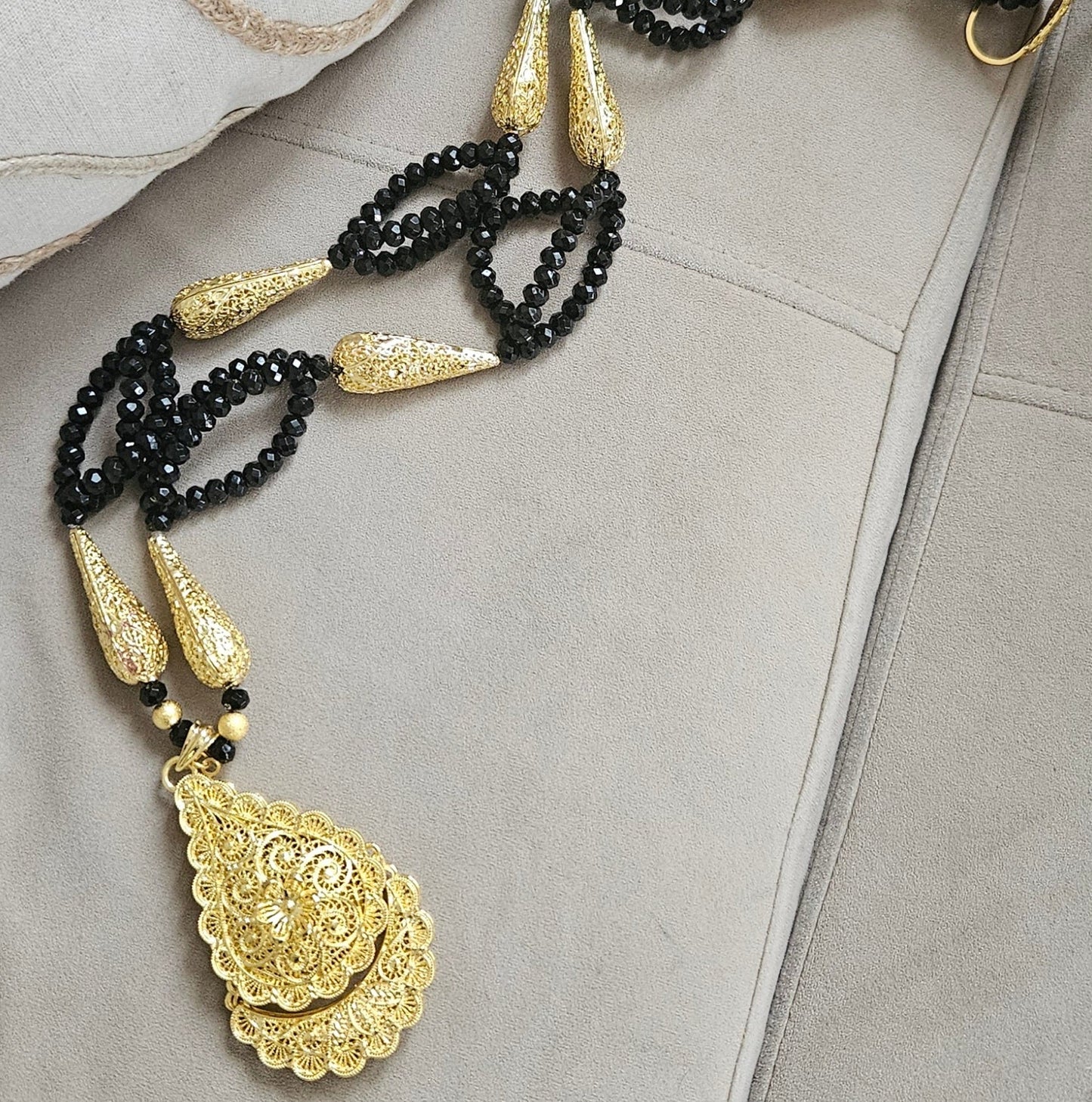 Meskia — Collier Perles Noires Dorées