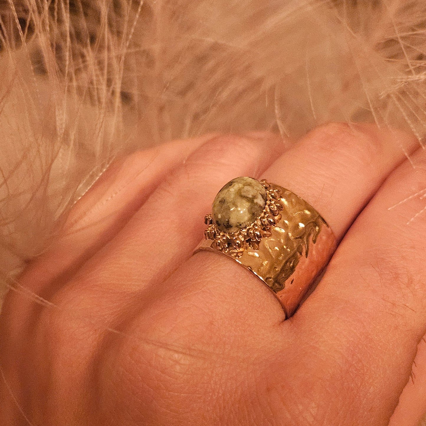 Jade – Bague Ajustable Pierre Verte Dorée Martelée
