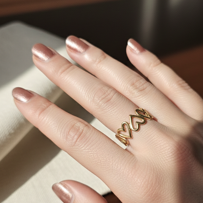 Amore – Bague Ajustable Multi Cœurs Dorée