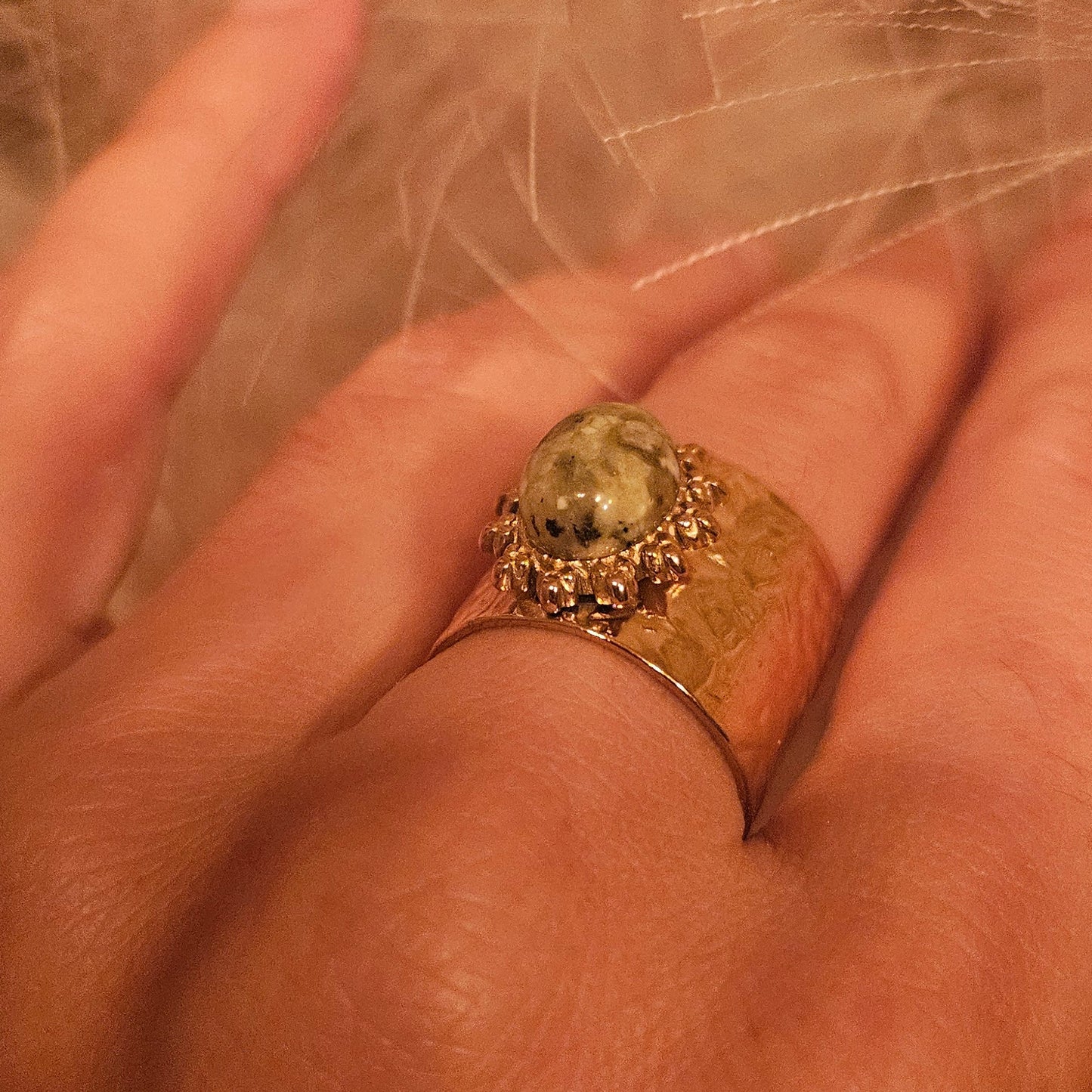 Jade – Bague Ajustable Pierre Verte Dorée Martelée