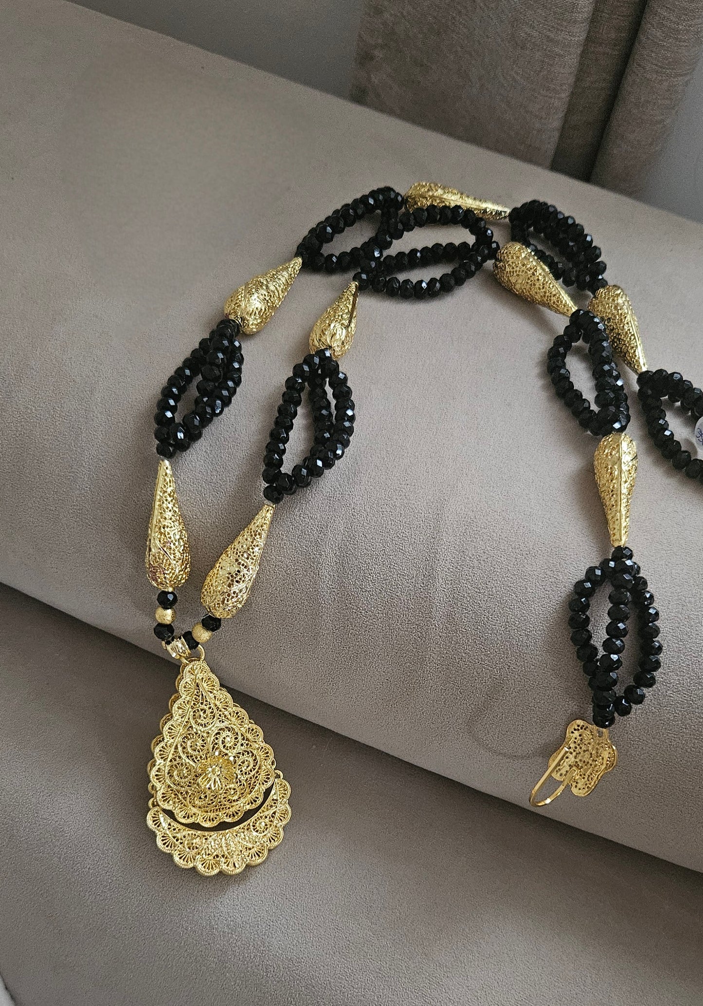 Meskia — Collier Perles Noires Dorées