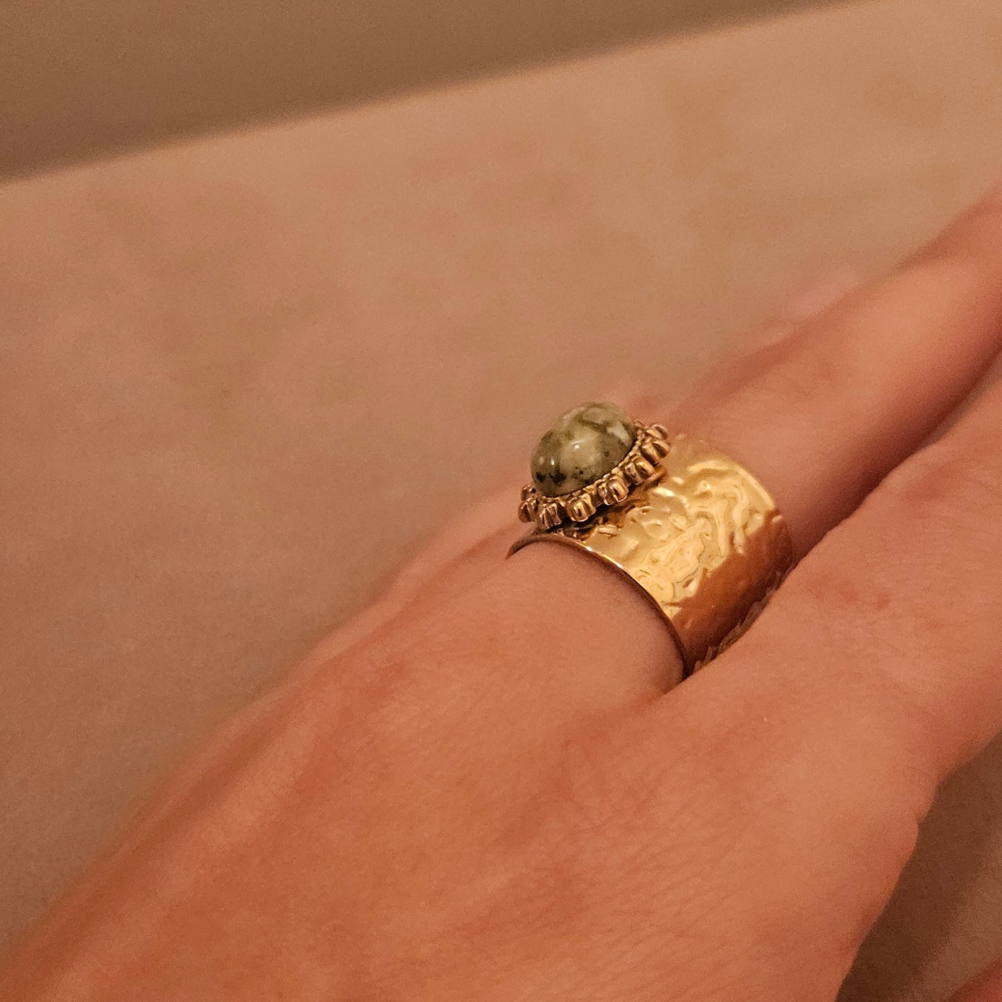 Jade – Bague Ajustable Pierre Verte Dorée Martelée
